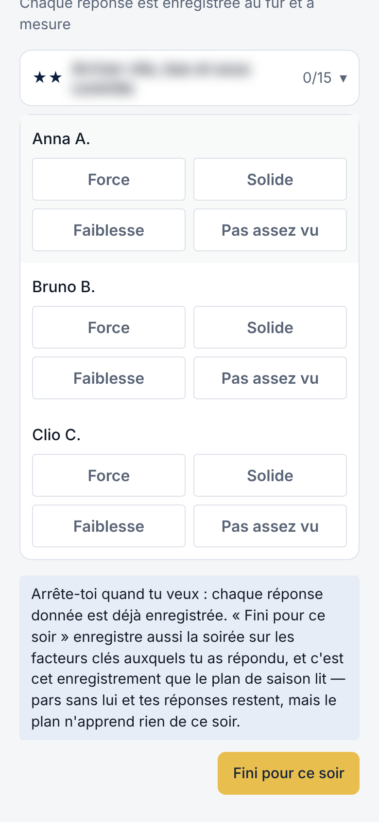 L’écran d’évaluation sur un téléphone : le nom de chaque enfant avec quatre réponses — Force, Solide, Faiblesse, Pas assez vu.